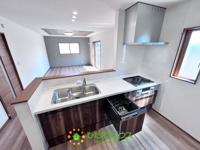 ワイウッドコート羽生市砂山第1期　新築一戸建て　07のキッチン|便利な食洗機付き♪疲れた日の味方です♪