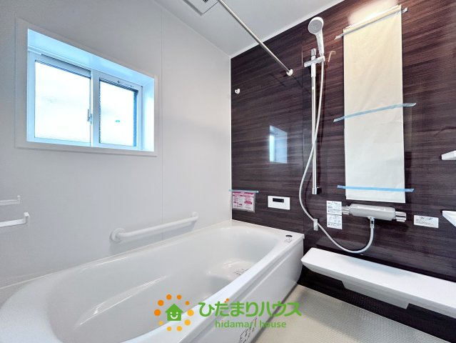 ワイウッドコート羽生市砂山第1期　新築一戸建て　07の浴室|足をゆったりと伸ばせる一坪風呂で、日々の疲れを癒してください♪