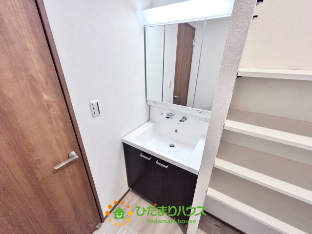ワイウッドコート羽生市砂山第1期　新築一戸建て　07の独立洗面台|ちょっとしたランドリー収納があり便利です♪