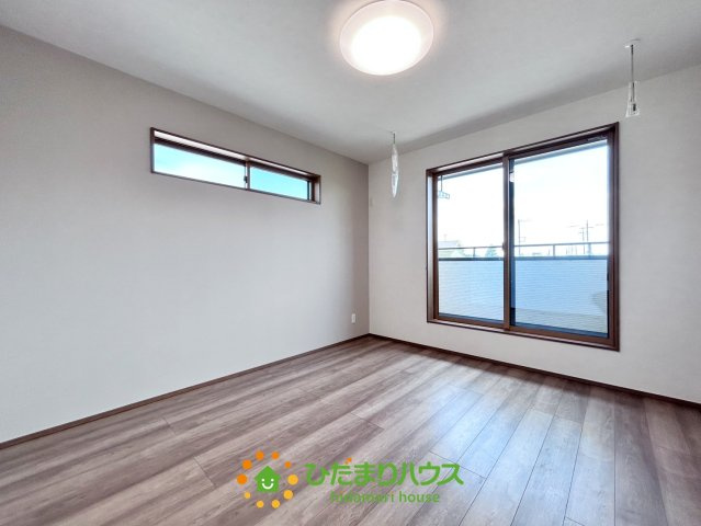 ワイウッドコート羽生市砂山第1期　新築一戸建て　07の寝室|朝の目覚めが良くなりそうな明るい寝室です♪