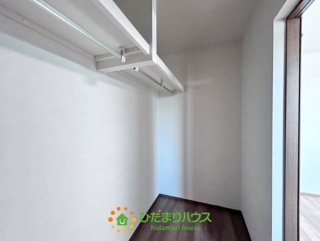 ワイウッドコート羽生市砂山第1期　新築一戸建て　07の収納|中に入ると奥行きがあり、嵩張るアウターもしっかり収納可能です♪