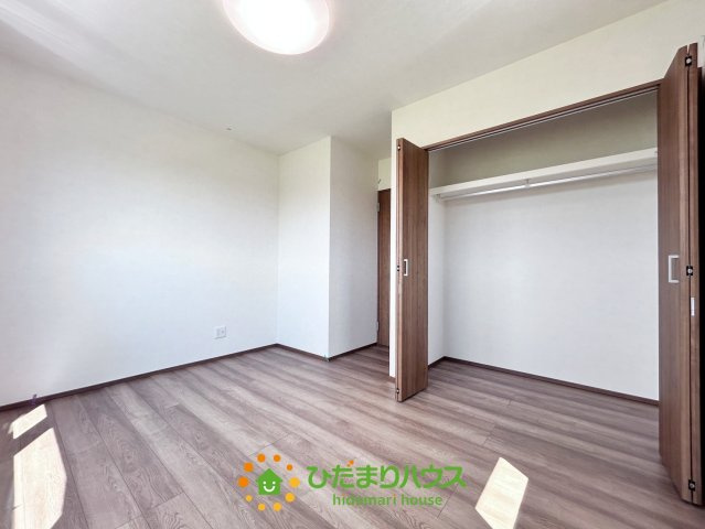 ワイウッドコート羽生市砂山第1期　新築一戸建て　07の収納|お片付けが苦手でも安心♪制服や部活の道具もすっきり収納できます♪