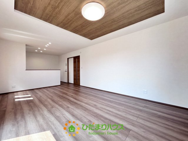 ワイウッドコート羽生市砂山第1期　新築一戸建て　07の居間・リビング|家族団欒のリビングは、床暖房があり足元から暖かくなります♪