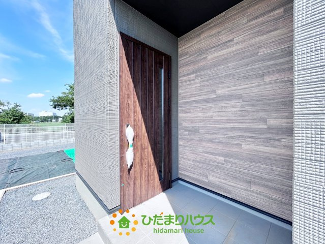 ワイウッドコート羽生市砂山第1期　新築一戸建て　07の玄関|玄関ポーチのおかげで、雨の日でも焦らず傘の開閉ができます♪