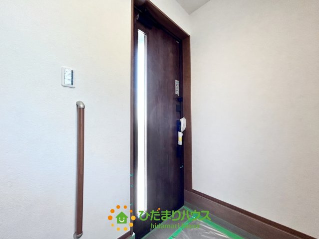 ワイウッドコート羽生市砂山第1期　新築一戸建て　07の玄関|暗くなりがちな玄関ですが、明るく充分な広さがあります♪