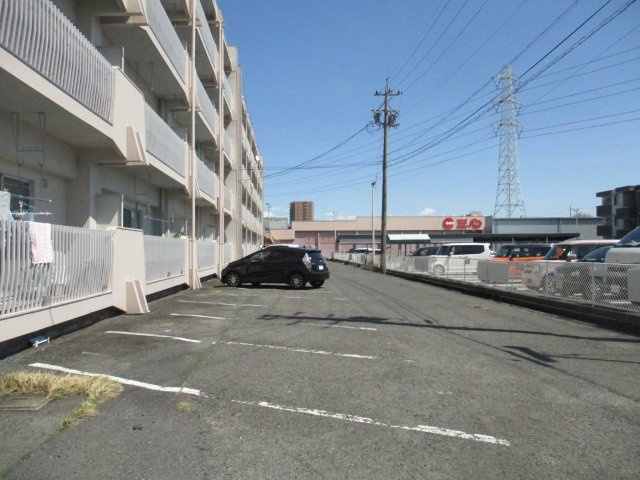 西荘ビルの駐車場