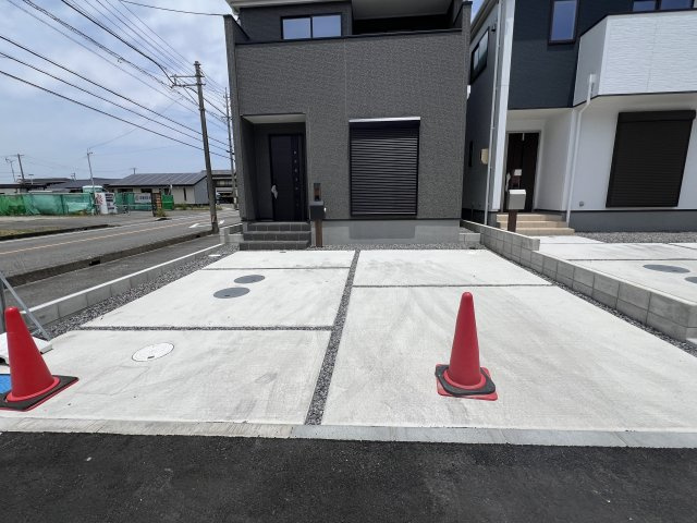 高浜市小池町3期　3号棟　新築分譲住宅　の駐車場|カースペースと前面道路との高低差が少なく、お車の出入庫がスムーズに行えます。ベビーカーを押しての移動もしやすそうです。