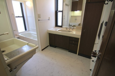 【洗面所】 | 南塚口町6丁目貸家　戸建て | シャンプードレッサー付き