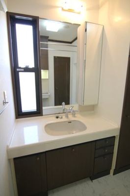 【洗面所】 | 南塚口町6丁目貸家　戸建て | シャンプードレッサー付き