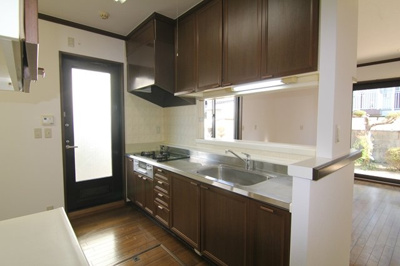 【居間・リビング】 | 南塚口町6丁目貸家　戸建て | ☆シズテムキッチン　3口コンロ