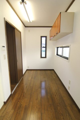 【居間・リビング】 | 南塚口町6丁目貸家　戸建て | キッチン　収納スペースたっぷりございます♪