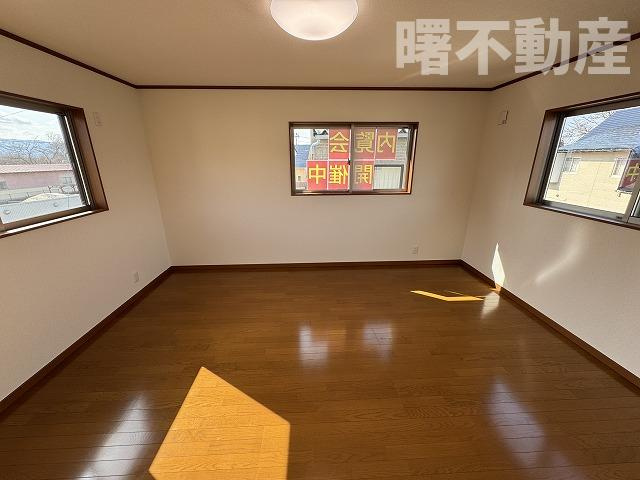 【成約特典有り】米沢市万世町牛森4150-31の洋室|落ち着いた色調の洋室です