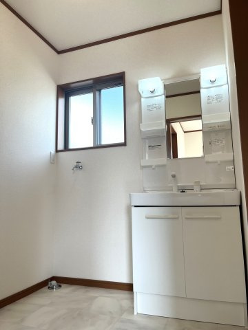 【成約特典有り】米沢市万世町牛森4150-31の洗面所|使いやすい独立洗面台です