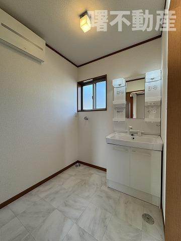 【成約特典有り】米沢市万世町牛森4150-31の洗面所|使いやすい独立洗面台です