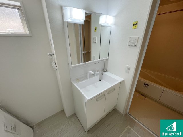 現地説明会開催　亀岡市京町　第2期　新築一戸建ての独立洗面台|清潔感のある洗面台です。フラットな鏡は掃除がしやすく毎日清潔！鏡裏には収納があるのでスッキリとした洗面台が保てます。