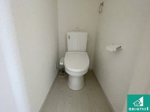 亀岡市京町　第2期　新築一戸建てのトイレ|1・2階の2ヶ所にあるので、朝の忙しい時間の順番待ちもなく、深夜の利用にも大変便利です。