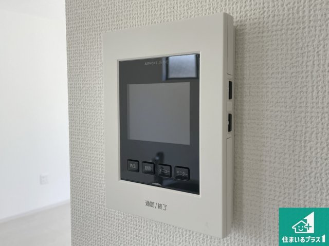 亀岡市京町　第2期　新築一戸建ての防犯設備|カラーモニターインターホン！声だけでなく来訪者の姿や顔がモニターで確認できるので、小さなお子様がいらっしゃるご家庭でも安心できます！