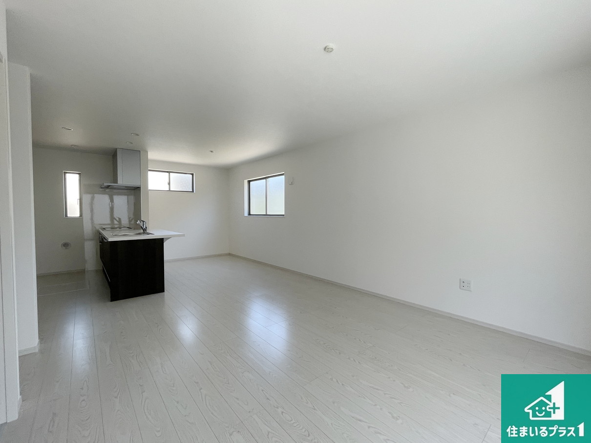 亀岡市京町　第2期　新築一戸建ての居間・リビング|シンプルなリビングは家具次第で雰囲気を変えることができます！