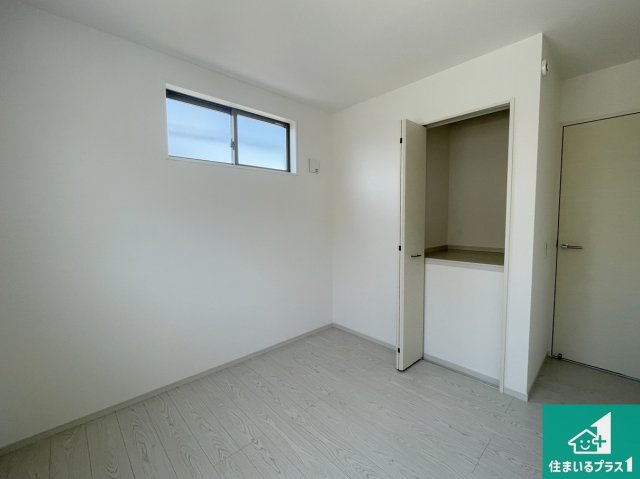 現地説明会開催　亀岡市京町　第2期　新築一戸建ての洋室|収納スペースが充実しているので子供の成長に合わせてたくさん収納ができます！家族構成に合わせた様々な活用ができる収納！