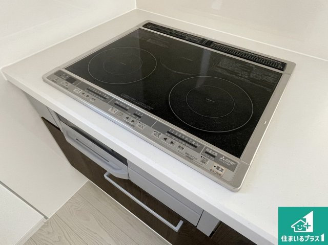 現地説明会開催　亀岡市京町　第2期　新築一戸建ての設備|火を使わないので、安心なＩＨコンロ！でこぼこが無い構造なので、掃除もしやすく清潔に保てます！
