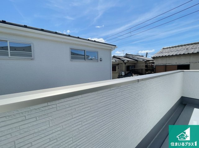 亀岡市京町　第2期　新築一戸建てのバルコニー|南側に面したバルコニーですので明るい日差しを取り込み洗濯物をしっかり乾かしてくれます。
