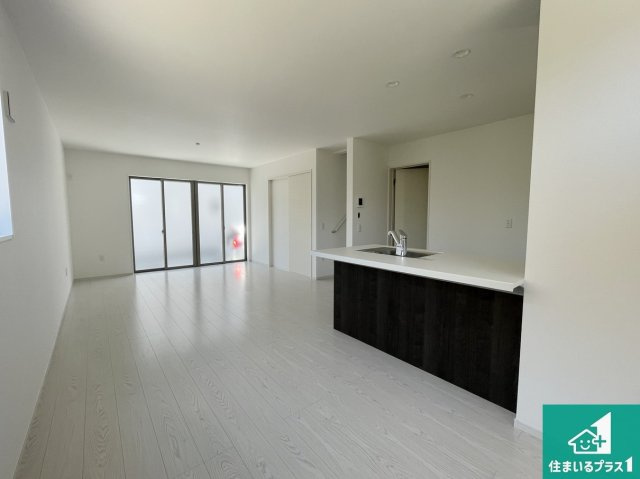 現地説明会開催　亀岡市京町　第2期　新築一戸建ての居間・リビング|シンプルなリビングは、観葉植物等のインテリアを楽しめますね！パパ好みにも、ママ好みにも家具次第で雰囲気を変えることができます！

