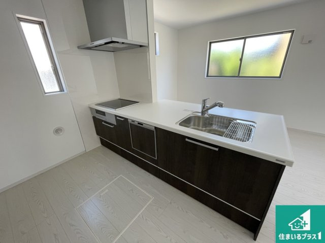 亀岡市京町　第2期　新築一戸建てのキッチン|子供を見守りながらお料理が出来るため家族のコミュニケーションか増えます♪スペースが広く確保されている為お子様が大きくなったときは一緒に料理を楽しめます♪