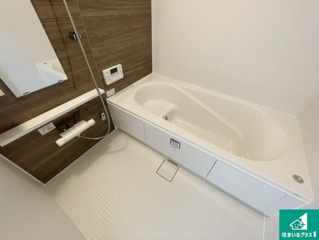 現地説明会開催　亀岡市京町　第2期　新築一戸建ての浴室|ゆったりと足を伸ばせる浴室は一日の疲れを癒してくれる大切な空間です。浴室乾燥機も設置しているので、雨の日の洗濯物も安心です♪