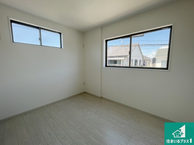 亀岡市京町　第2期　新築一戸建ての洋室|シンプルな洋室は、自分好みのインテリアが楽しめます♪ご家族とインテリアや家具を選びに行くのは新築購入時の醍醐味の一つです。ぜひお楽しみください♪