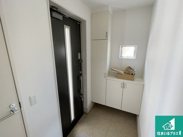 亀岡市京町　第2期　新築一戸建ての玄関|シューズボックスにはたくさんの靴が収納できるので玄関周りはいつもスッキリ！ご家族が増えても安心！