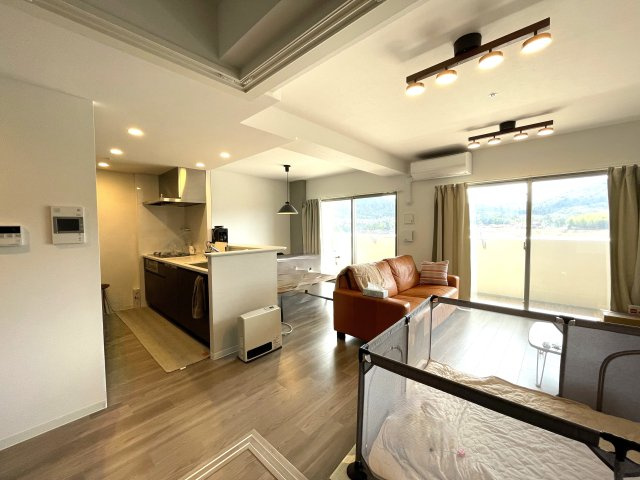 アルファスマート西条助実の居間・リビング|南東向きリビングで朝の陽光が気持ち良いです。