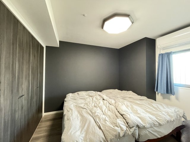 アルファスマート西条助実の洋室|約6.0帖の洋室で、大型クロゼットが便利です。