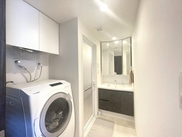 アルファスマート西条助実の脱衣所|吊り戸棚による収納が配置された洗面所です。