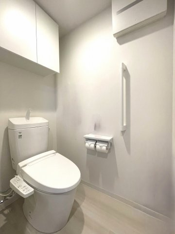 アルファスマート西条助実のトイレ|小物を保管できる吊戸棚が設置されています。