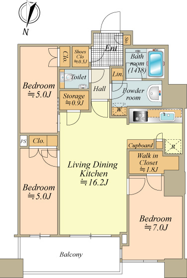 ウォークインクローゼット、シューズインクローゼットの他に、リビングに納戸付。全居室収納。整形で家具のレイアウトの自由度の高い間取。
