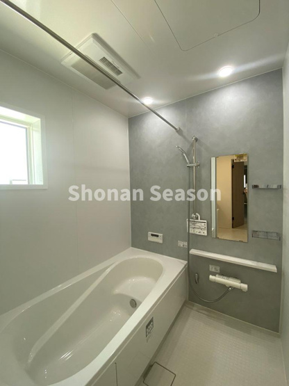 【浴室】 | 段差のあるバスタブは、小さなお子さまのご入浴もより一層安心感がありますね。
半身浴もお楽しみいただけます。