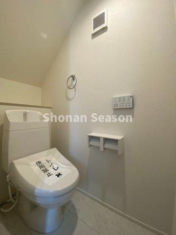 【トイレ】 | 暖かな便座でオールシーズン快適な「温水洗浄便座」付き。カバー要らずでお掃除もスムーズに行えます。