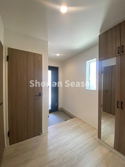 【玄関】 | ご家族の履物も散らかることなくスッキリ片付く、大容量のシューズBOXを完備しています。