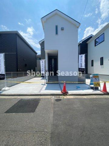 【外観】 | 閑静な住宅地に佇む景観が整った新築分譲住宅全２棟です。
車通り少なく、駐車も落ち着いてできますよ。