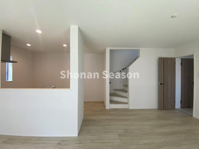 【居間・リビング】 | 帰宅するご家族の確認がしやすく、コミュニケーションがとりやすいリビング階段を採用しております。