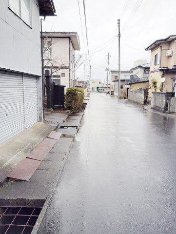 米沢市松が岬１丁目　売地の前面道路含む現地写真