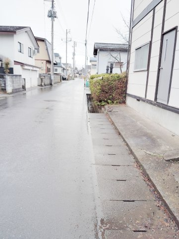 米沢市松が岬１丁目　売地の前面道路含む現地写真