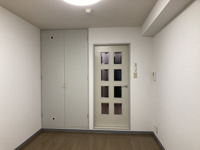 コンパクトで使いやすい洋室です