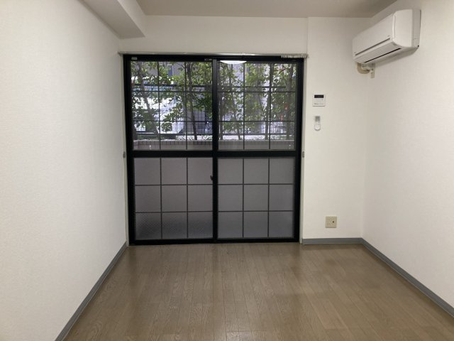 落ち着いた色調の洋室です