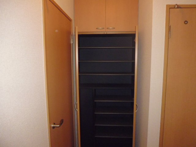 ピオーネ三宅の玄関