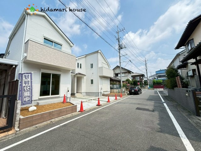 西区プラザ第2　新築戸建　ハートフルタウン01の前面道路含む現地写真