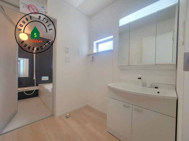 宇土市岩古曽町第2-7棟（4号棟）の脱衣所|ゆとりの洗面スペースで朝の身支度もスムーズに。暮らしを快適に変えるシャワー付洗面台です！