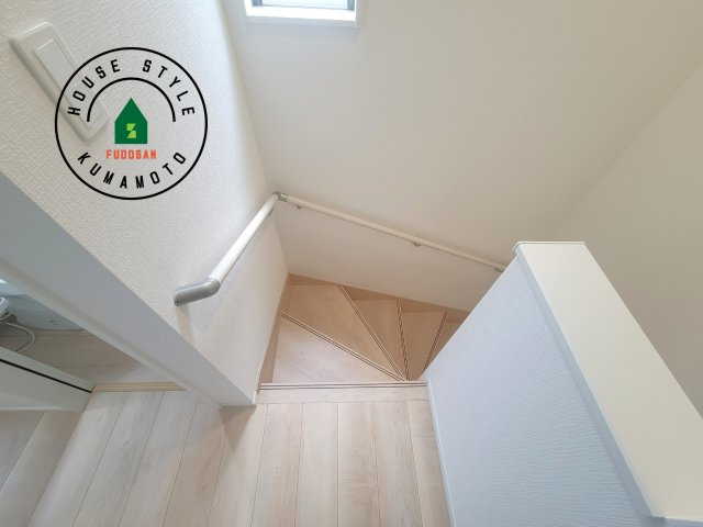 宇土市岩古曽町第2-7棟（4号棟）の内装|＜手すり付階段＞手すりがないと階段の昇り降りで危険なことはもちろん、壁に手をつきながら歩くことで壁紙が汚れやすくなります。すべての方に快適に昇り降りしていただくため、手すりを設置しました。