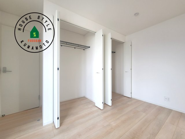 宇土市岩古曽町第2-7棟（4号棟）の収納|洋服や大きな荷物が多い方や人数の多いご家族などは、一般的なクローゼットよりもウォークインクローゼットのほうが使い勝手が良いです。