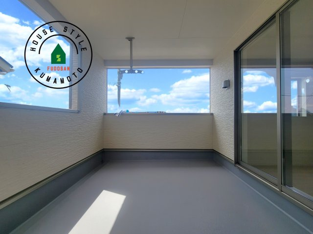 宇土市岩古曽町第2-7棟（4号棟）のバルコニー|風をしっかりと感じられるバルコニーでは、毎日が洗濯日和です。広々としているので洗濯も楽しくなるでしょうし、気分転換にバルコニーからの眺めを楽しむのもいいでしょう。